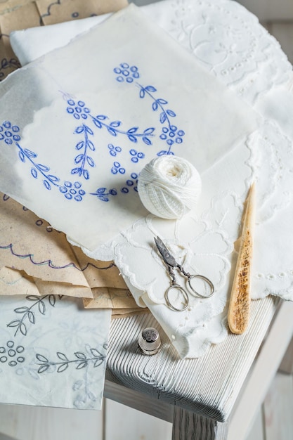 Kolekcia výšiviek vystavená na stole